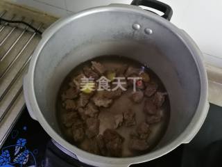 土豆炖牛肉的做法步骤：3